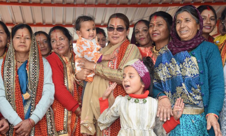 सोमेश्वर में देव पूजन वैशी कार्यक्रम में शामिल हुईं मंत्री रेखा आर्या