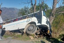 काण्डीखाल के डबरी के पास बस हादसा, चालक-परिचालक समेत कई घायल, बड़ा हादसा टला