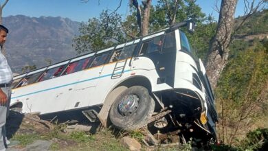 काण्डीखाल के डबरी के पास बस हादसा, चालक-परिचालक समेत कई घायल, बड़ा हादसा टला