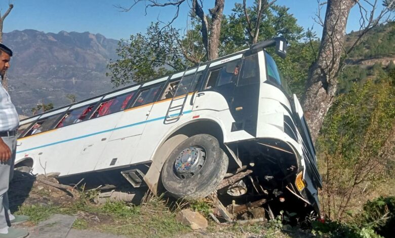 काण्डीखाल के डबरी के पास बस हादसा, चालक-परिचालक समेत कई घायल, बड़ा हादसा टला