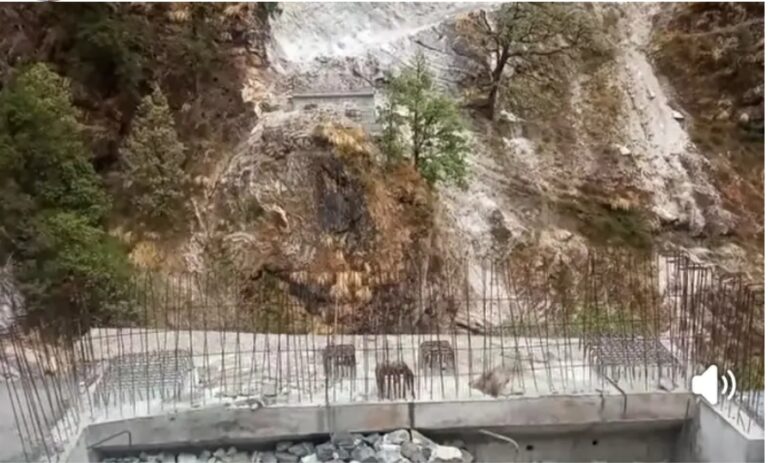 8 साल से अधूरा झिंजी पुल, निजमुला घाटी के ग्रामीणों का फूटा गुस्सा 8 साल से अधूरा झिंजी पुल, निजमुला घाटी के ग्रामीणों का फूटा गुस्सा