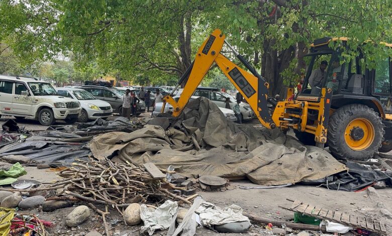 अवैध अतिक्रमण पर चला पीला पंजा अवैध अतिक्रमण पर चला पीला पंजा