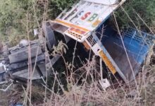 अनियंत्रित वाहन गहरी खाई में गिरा, SDRF का त्वरित रेस्क्यू—चालक की मौत, एक घायल बचाया अनियंत्रित वाहन गहरी खाई में गिरा, SDRF का त्वरित रेस्क्यू—चालक की मौत, एक घायल बचाया