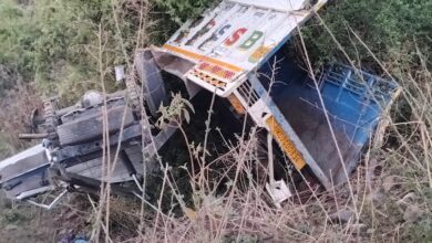 अनियंत्रित वाहन गहरी खाई में गिरा, SDRF का त्वरित रेस्क्यू—चालक की मौत, एक घायल बचाया अनियंत्रित वाहन गहरी खाई में गिरा, SDRF का त्वरित रेस्क्यू—चालक की मौत, एक घायल बचाया