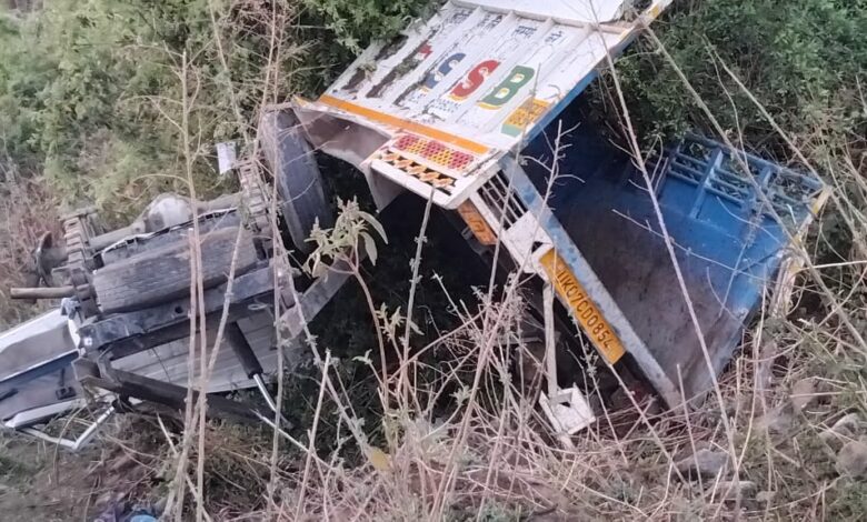 अनियंत्रित वाहन गहरी खाई में गिरा, SDRF का त्वरित रेस्क्यू—चालक की मौत, एक घायल बचाया अनियंत्रित वाहन गहरी खाई में गिरा, SDRF का त्वरित रेस्क्यू—चालक की मौत, एक घायल बचाया