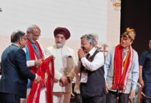 उपराष्ट्रपति ने यूकॉस्ट महानिदेशक प्रो. दुर्गेश पंत को किया सम्मानित