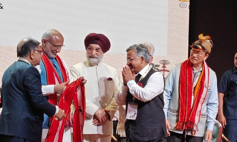 उपराष्ट्रपति ने यूकॉस्ट महानिदेशक प्रो. दुर्गेश पंत को किया सम्मानित उपराष्ट्रपति ने यूकॉस्ट महानिदेशक प्रो. दुर्गेश पंत को किया सम्मानित