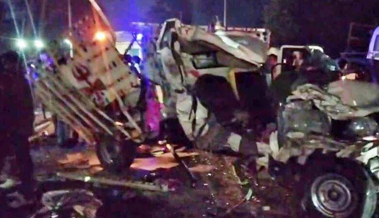 बस और पिकअप के बीच जोरदार टक्कर, 13 लोगों की मौत, 26 अन्य घायल