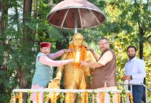 कैबिनेट मंत्री गणेश जोशी और कैबिनेट मंत्री खजान दास बाबा साहेब अंबेडकर की प्रतिमा पर माल्यार्पण कर उन्हें श्रद्धांजलि दी