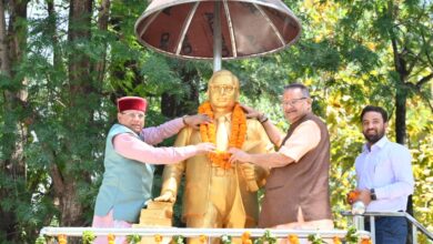 कैबिनेट मंत्री गणेश जोशी और कैबिनेट मंत्री खजान दास बाबा साहेब अंबेडकर की प्रतिमा पर माल्यार्पण कर उन्हें श्रद्धांजलि दी