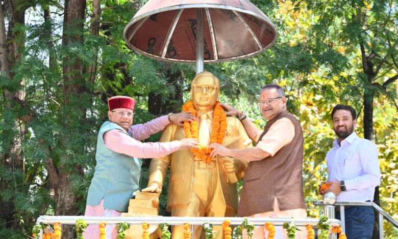 कैबिनेट मंत्री गणेश जोशी और कैबिनेट मंत्री खजान दास बाबा साहेब अंबेडकर की प्रतिमा पर माल्यार्पण कर उन्हें श्रद्धांजलि दी कैबिनेट मंत्री गणेश जोशी और कैबिनेट मंत्री खजान दास बाबा साहेब अंबेडकर की प्रतिमा पर माल्यार्पण कर उन्हें श्रद्धांजलि दी