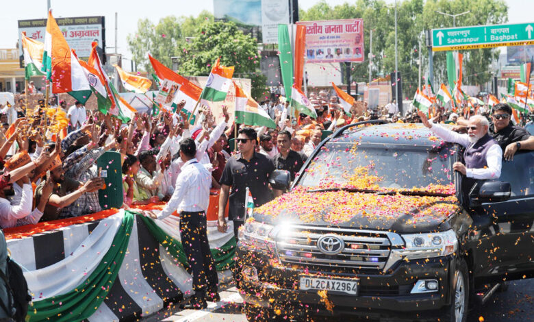 देवभूमि में प्रधानमंत्री का भव्य स्वागत, 12 किमी लंबे रोड शो में बड़ी संख्या में उमड़े लोग
