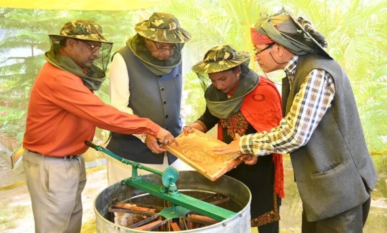 कृषि मंत्री गणेश जोशी ने अपने शासकीय आवास में निकाला शहद, 30 बक्सों से निकला 60 किलोग्राम से अधिक शहद