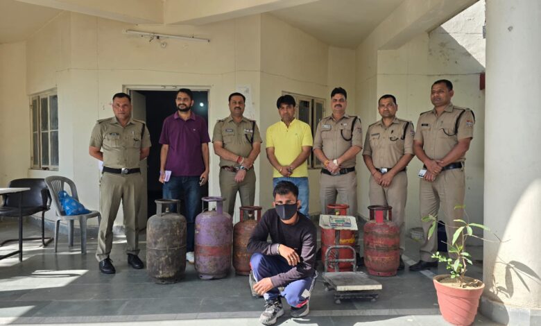 एलपीजी सिलेंडर कालाबाजारी व अवैध गैस रिफिलिंग पर जिला प्रशासन का सख्त एक्शन; प्राथमिकी दर्ज