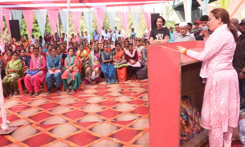 पिरूल आधारित बायोमास उद्योग से मिलेगा महिलाओं के रोजगार : रेखा आर्या