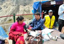 श्री केदारनाथ यात्रा मार्ग पर एसडीआरएफ जवानों द्वारा श्रद्धालुओं को चिकित्सीय सुविधाएं कराई जा रही उपलब्ध