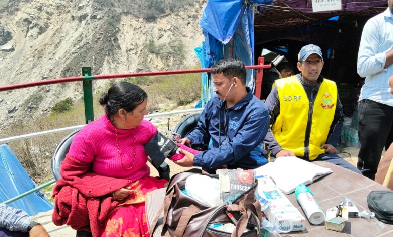 श्री केदारनाथ यात्रा मार्ग पर एसडीआरएफ जवानों द्वारा श्रद्धालुओं को चिकित्सीय सुविधाएं कराई जा रही उपलब्ध