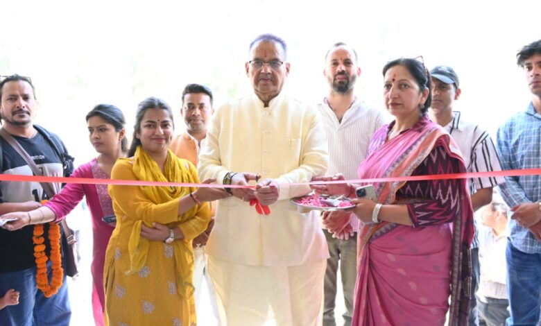 कैबिनेट मंत्री गणेश जोशी ने मसूरी विधानसभा क्षेत्र के अंतर्गत ग्राम मकडेती में नव निर्मित 5 दुकानों का लोकार्पण किया