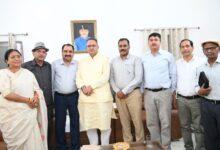 भूतपूर्व सैनिक के प्रतिनिधिमंडल ने सैनिक कल्याण मंत्री गणेश जोशी से भेंट की