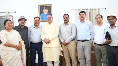 भूतपूर्व सैनिक के प्रतिनिधिमंडल ने सैनिक कल्याण मंत्री गणेश जोशी से भेंट की