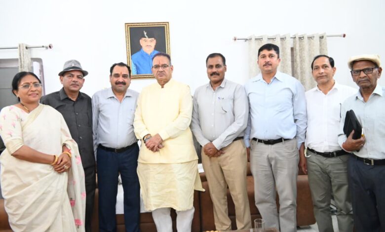 भूतपूर्व सैनिक के प्रतिनिधिमंडल ने सैनिक कल्याण मंत्री गणेश जोशी से भेंट की