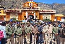 भू-वैकुंठ बद्रीनाथ धाम में उमड़ी आस्था की भारी भीड़ के बीच ग्राउंड जीरो पर डटे डीएम-एसपी