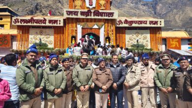 भू-वैकुंठ बद्रीनाथ धाम में उमड़ी आस्था की भारी भीड़ के बीच ग्राउंड जीरो पर डटे डीएम-एसपी