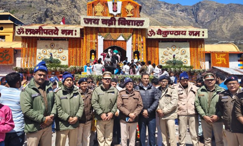 भू-वैकुंठ बद्रीनाथ धाम में उमड़ी आस्था की भारी भीड़ के बीच ग्राउंड जीरो पर डटे डीएम-एसपी