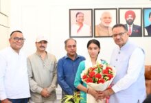 कैबिनेट मंत्री गणेश जोशी ने हाईस्कूल परीक्षा में प्रदेश में 15वीं रैंक हासिल करने पर सरखेत निवासी साक्षी को किया सम्मानित