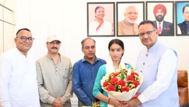 कैबिनेट मंत्री गणेश जोशी ने हाईस्कूल परीक्षा में प्रदेश में 15वीं रैंक हासिल करने पर सरखेत निवासी साक्षी को किया सम्मानित