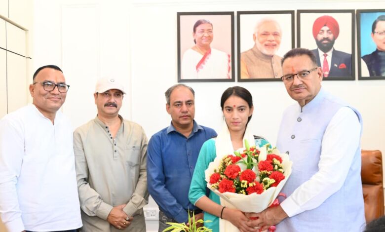 कैबिनेट मंत्री गणेश जोशी ने हाईस्कूल परीक्षा में प्रदेश में 15वीं रैंक हासिल करने पर सरखेत निवासी साक्षी को किया सम्मानित