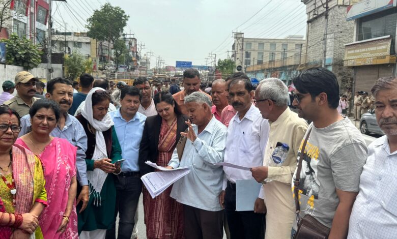 विधानसभा में एलिवेटेड रोड व उत्तराखंड आंदोलनकारियों चिन्हीकरण तथा श्रम कानूनों को लागू करने के मुद्दे पर विधानसभा पर प्रदर्शन, मुख्यमंत्री को ज्ञापन