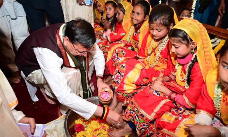 डोल आश्रम में मुख्यमंत्री ने श्री पीठम स्थापना महोत्सव में किया प्रतिभाग, 1100 कन्याओं का पूजन व माँ राजेश्वरी का अभिषेक