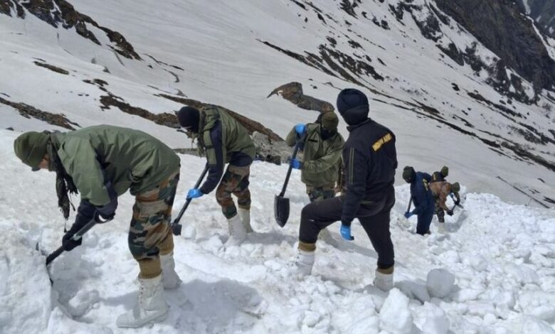 श्री हेमकुंड साहिब यात्रा की तैयारियां तेज, बर्फ हटाने में जुटी सेना और सेवादार