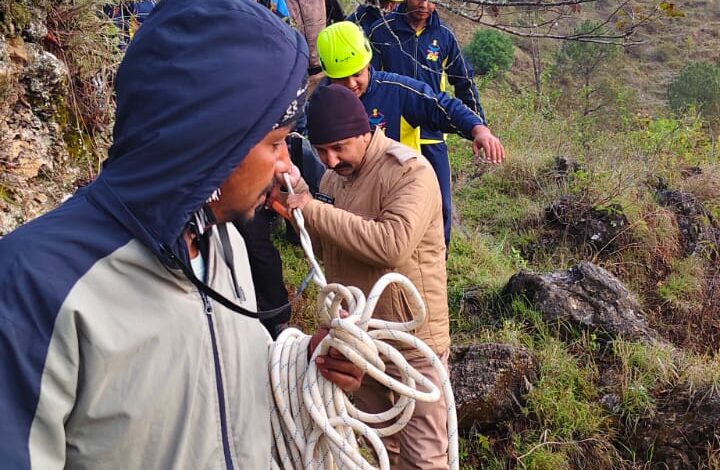 पिथौरागढ़ में गहरी खाई में गिरी कमांडर जीप, SDRF ने चलाया रेस्क्यू ऑपरेशन