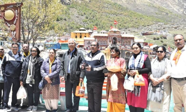 संसदीय स्थायी समिति के अध्यक्ष और सदस्यों ने किए श्री बदरीनाथ धाम के दर्शन, मास्टर प्लान कार्यों की सराहना की