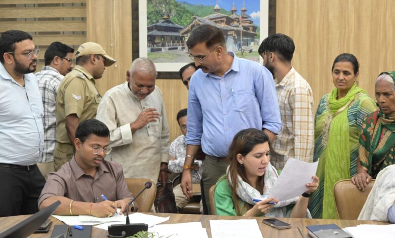 बहू-बेटे की प्रताड़ना से टूटी विधवा मां, प्रशासन ने भरण पोषण अधिनियम में कराया वाद दर्ज