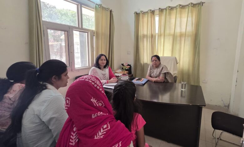महिला आयोग अध्यक्ष कुसुम कण्डवाल ने सखी वन स्टॉप सेंटर का किया औचक निरीक्षण; व्यवस्थाओं का जायजा लेकर पीड़ित महिलाओं का जाना हाल
