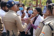 बहादराबाद केयर कॉलेज में छात्रों का हंगामा, फीस वापसी को लेकर पुलिस-प्रशासन की मौजूदगी में भी नहीं निकला समाधान
