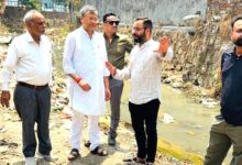 मेयर सौरभ थपलियाल ने वार्ड पार्षद संग गोविन्दगढ़ का किया निरीक्षण, छोटी बिंदाल नाले के सुधार के दिए निर्देश