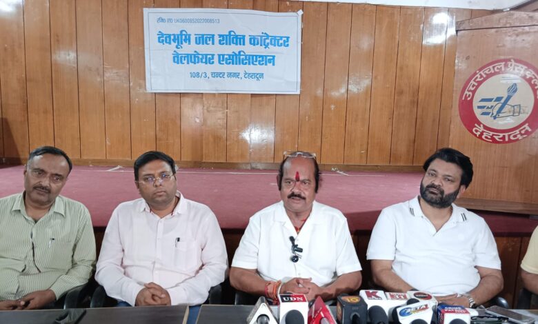 देवभूमि जल शक्ति कांट्रेक्टर वेलफेयर एसोसिएशन के ठेकेदारों ने सचिव पेयजल रणवीर सिंह चौहान से मुलाकात की