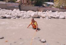 भागीरथी नदी  में स्नान के दौरान महिला का फिसला पैर, नदी के बीचों-बीच टापू पर फंसी महिला, एसडीआरएफ ने किया सुरक्षित रेस्क्यू