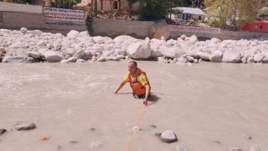 भागीरथी नदी  में स्नान के दौरान महिला का फिसला पैर, नदी के बीचों-बीच टापू पर फंसी महिला, एसडीआरएफ ने किया सुरक्षित रेस्क्यू