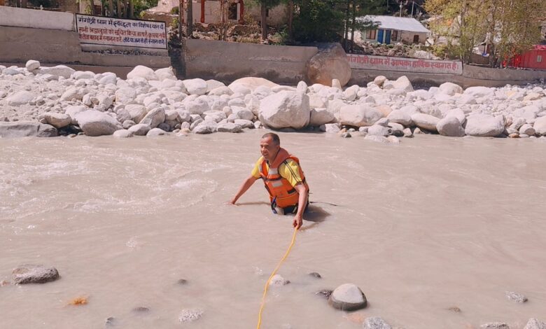 भागीरथी नदी  में स्नान के दौरान महिला का फिसला पैर, नदी के बीचों-बीच टापू पर फंसी महिला, एसडीआरएफ ने किया सुरक्षित रेस्क्यू