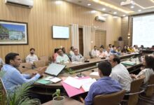 व्यावसायिक प्रतिष्ठानों, कैंपस व सार्वजनिक स्थलों पर जलजमाव मिला तो कटेगा भारी चालान : डीएम