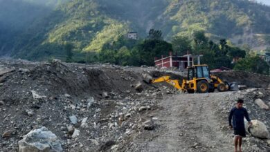 कैबिनेट मंत्री गणेश जोशी के निर्देशों के क्रम में आपदा प्रभावित क्षेत्र कार्लीगाड़ में मलवे के चैनेलाइजेशन का कार्य प्रारंभ