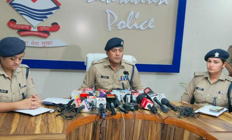 पहाड के भोले भाले लोगों तथा फौजियों को भूमि बेचने के नाम पर ठगने वाला शातिर जालसाज आया दून पुलिस की गिरफ्त में पहाड के भोले भाले लोगों तथा फौजियों को भूमि बेचने के नाम पर ठगने वाला शातिर जालसाज आया दून पुलिस की गिरफ्त में