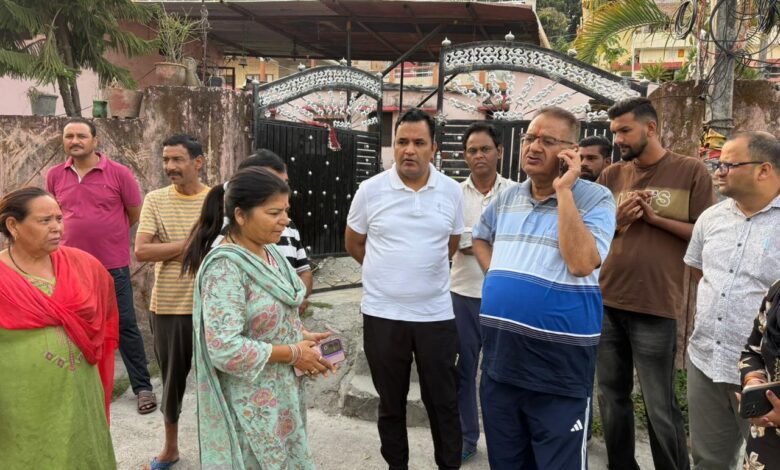 कैबिनेट मंत्री गणेश जोशी ने बिन्दाल नदी में चैनेलाइजेशन कार्यो के लिए अधिकारियों संग सुबह-सुबह किया निरीक्षण