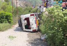 रुद्रप्रयाग-श्रीनगर नेशनल हाईवे पर सवारियों से भरा मैक्स वाहन पलटा रुद्रप्रयाग-श्रीनगर नेशनल हाईवे पर सवारियों से भरा मैक्स वाहन पलटा