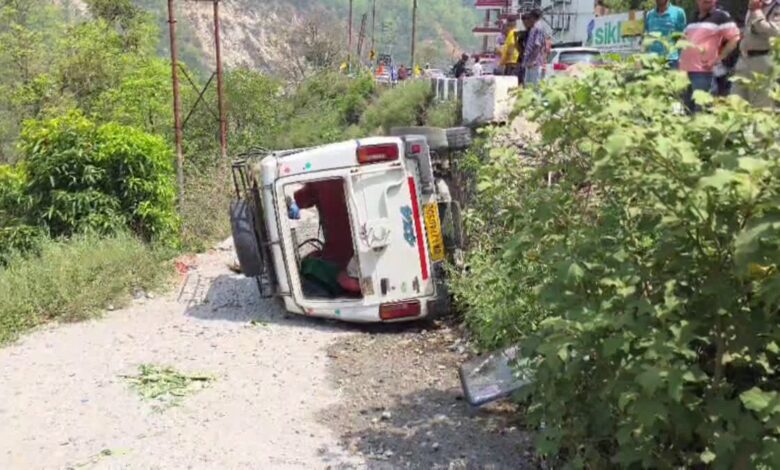 रुद्रप्रयाग-श्रीनगर नेशनल हाईवे पर सवारियों से भरा मैक्स वाहन पलटा